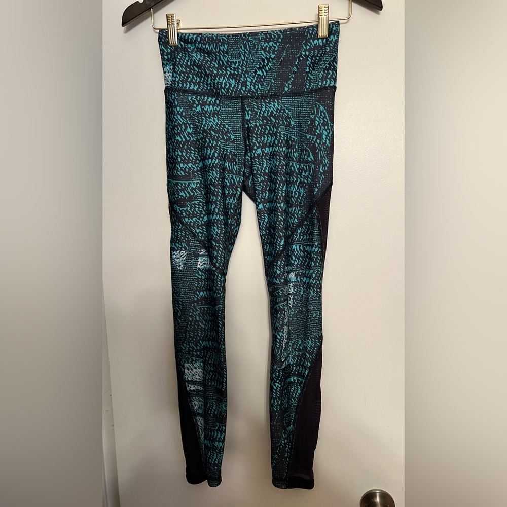 Under Armour Heat-gear Leggings Women’s Size Small Green Teal Snakeskin PRINT